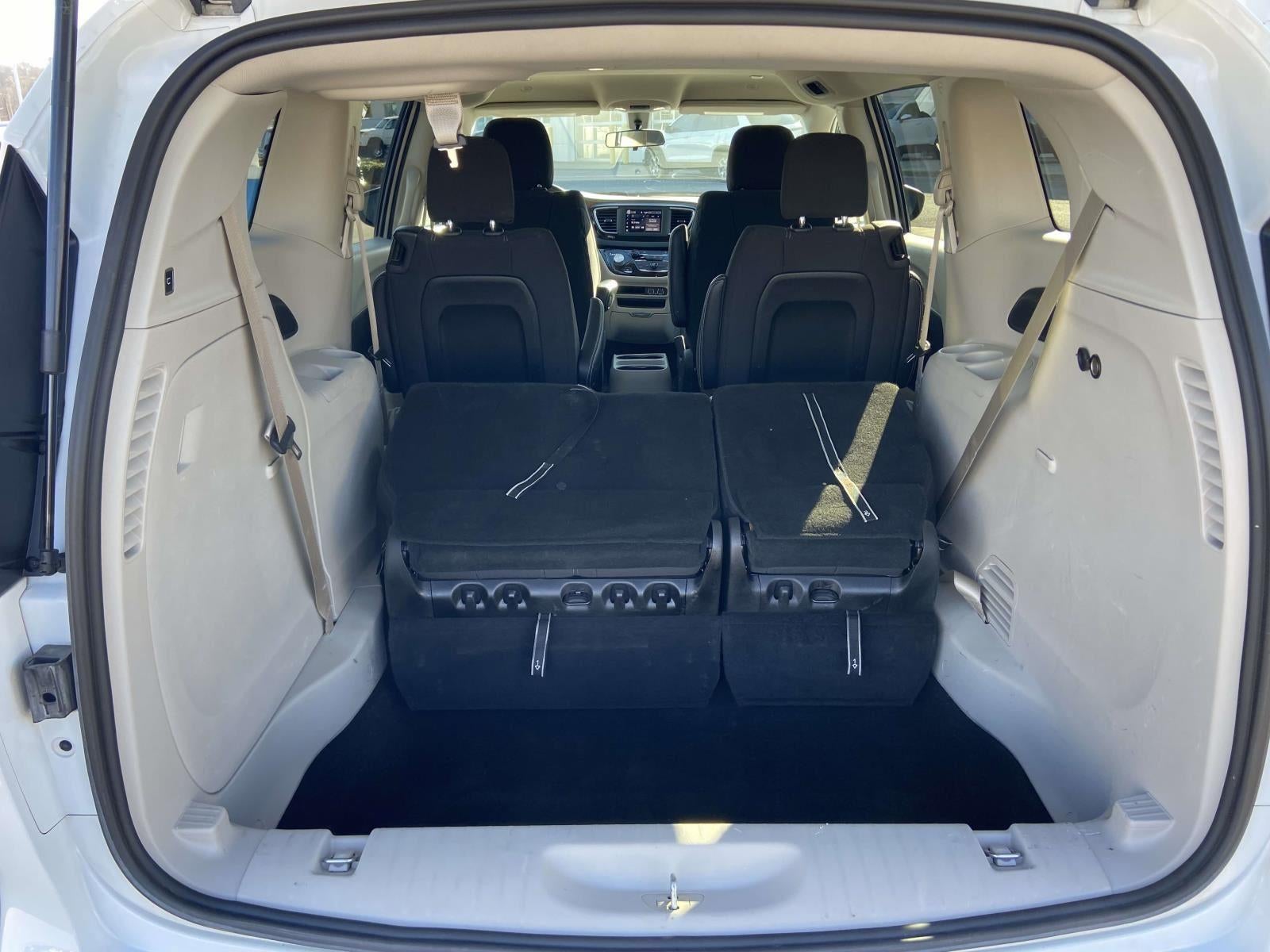 2022 Chrysler Voyager LX