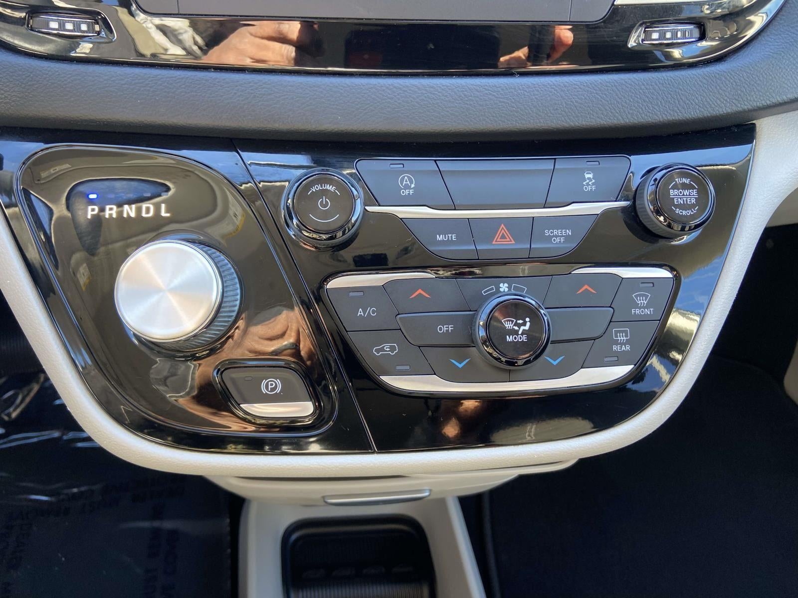 2022 Chrysler Voyager LX