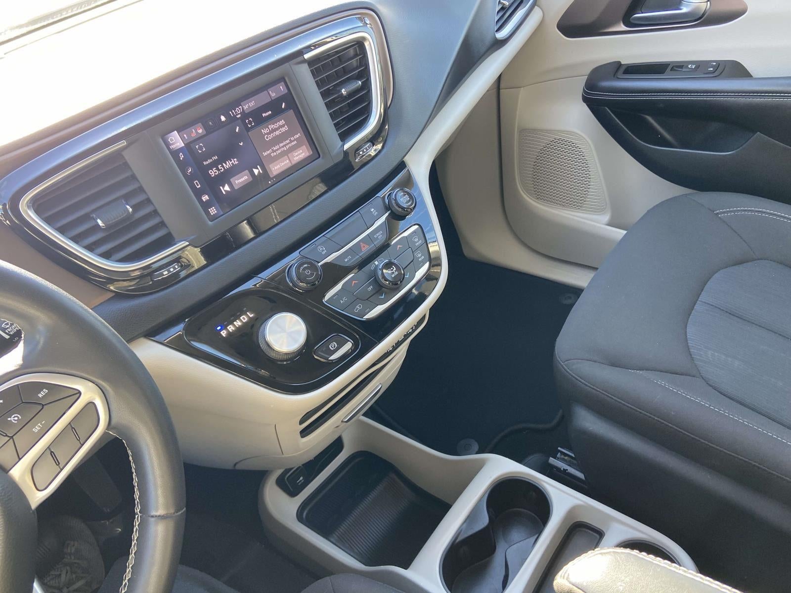 2022 Chrysler Voyager LX