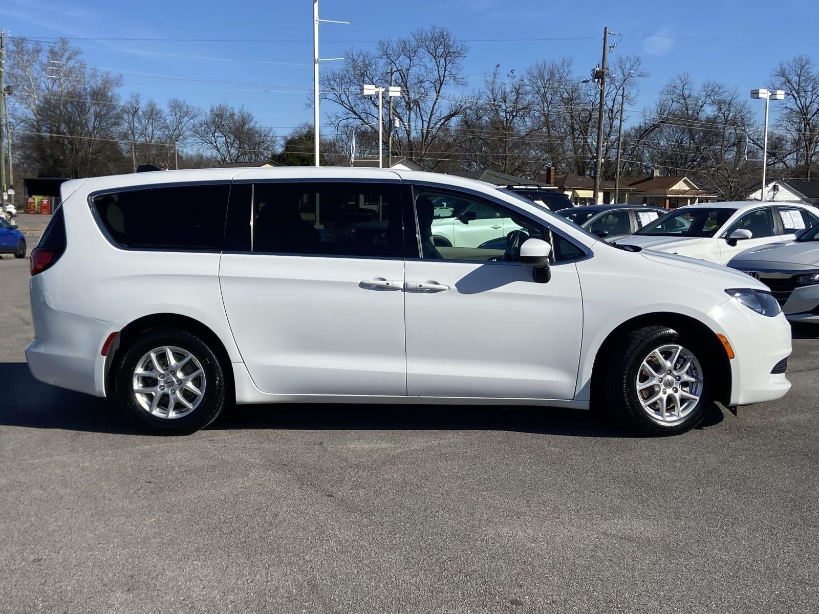 2022 Chrysler Voyager LX