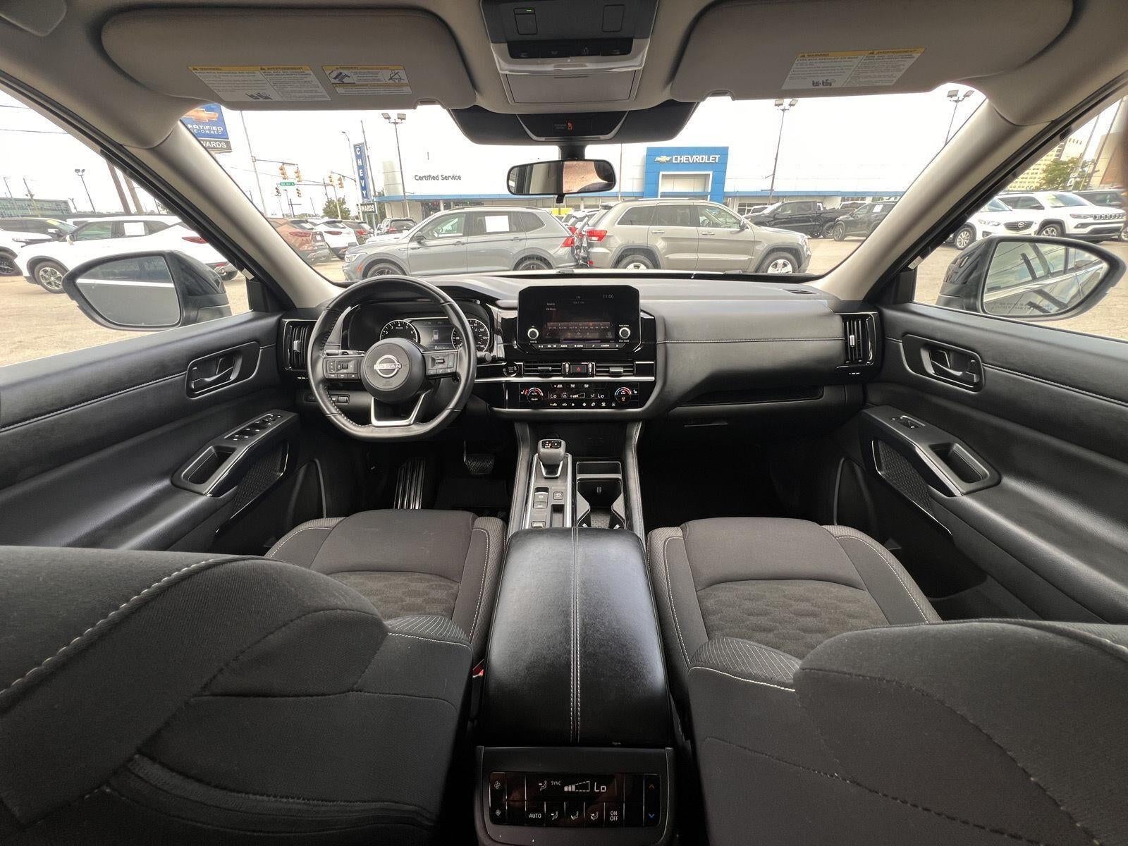 2025 Nissan Pathfinder SV