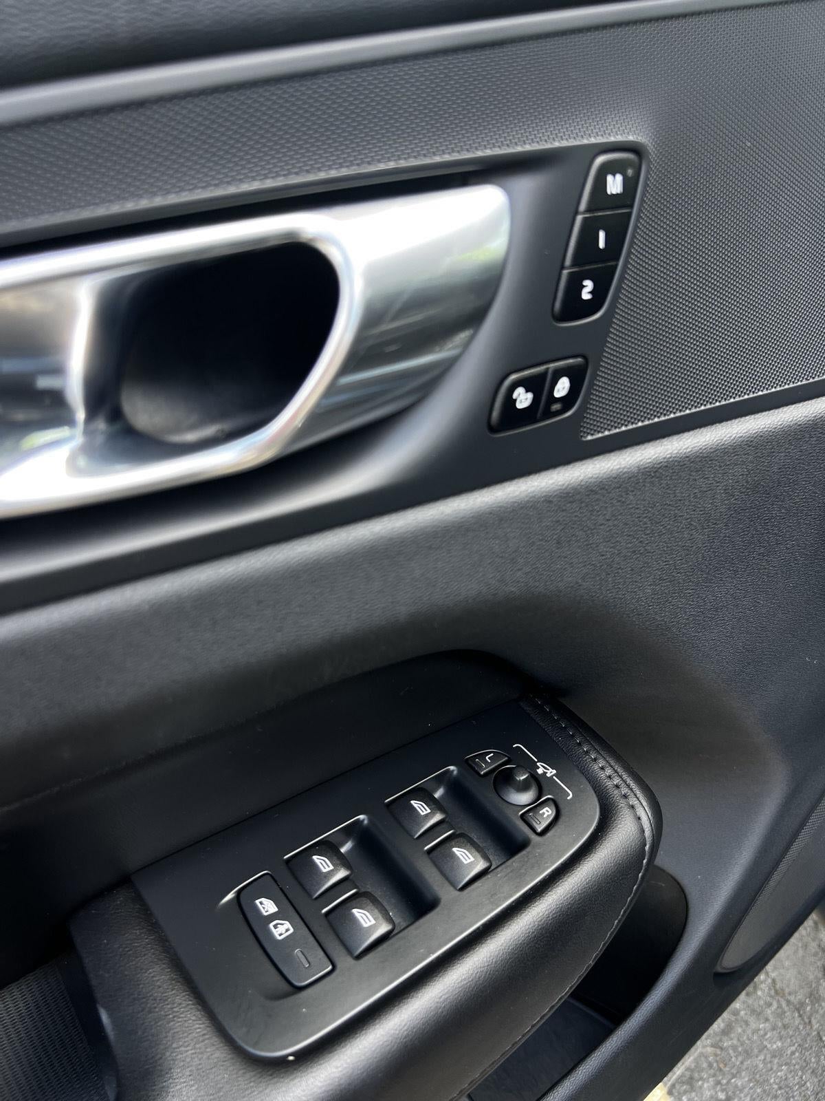 2023 Volvo XC60 Plus Bright Theme