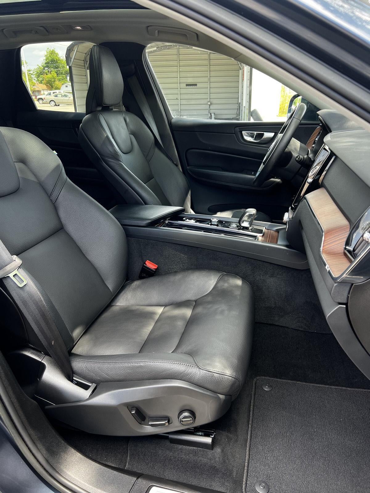 2023 Volvo XC60 Plus Bright Theme