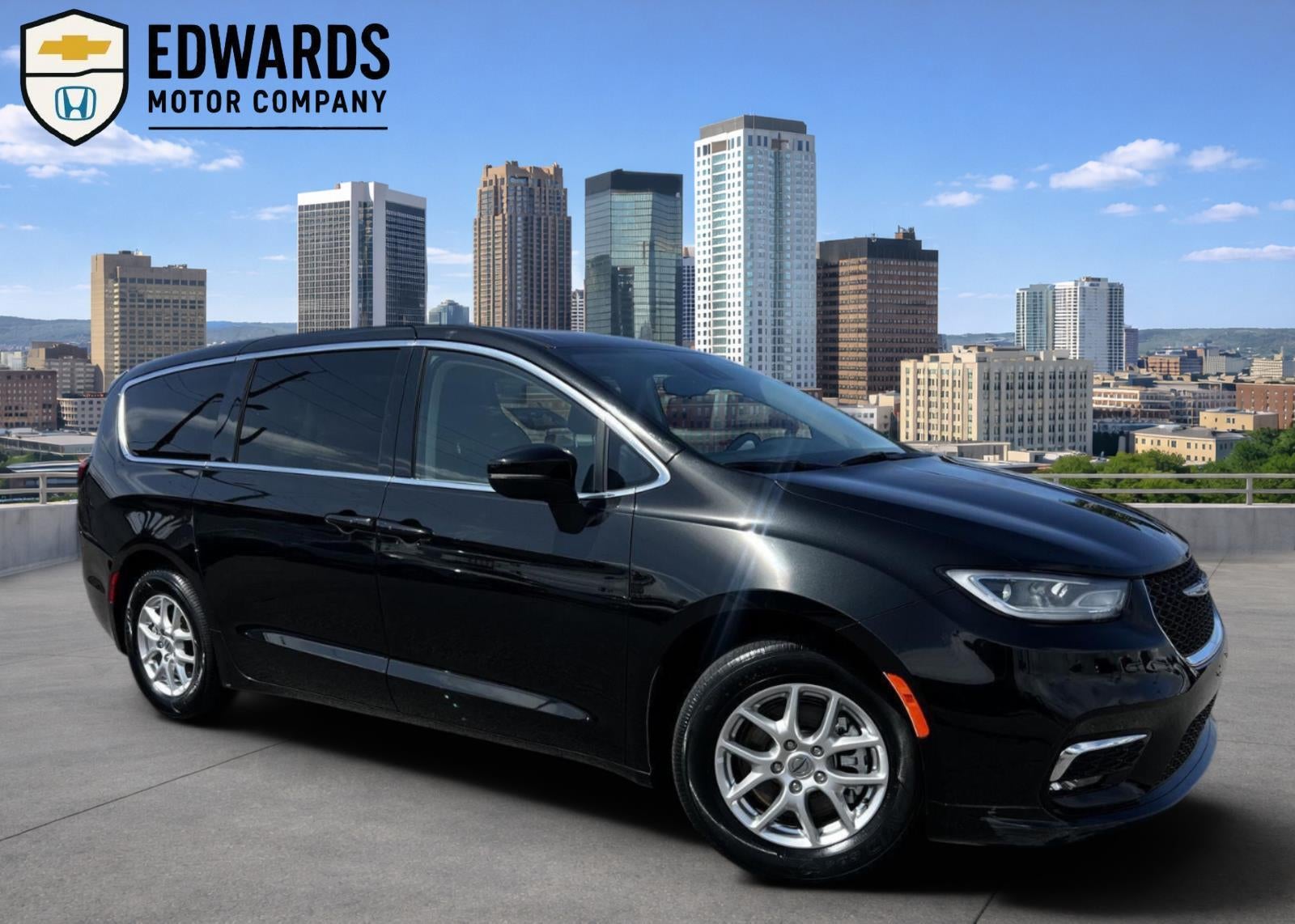 2023 Chrysler Pacifica Touring L's photo