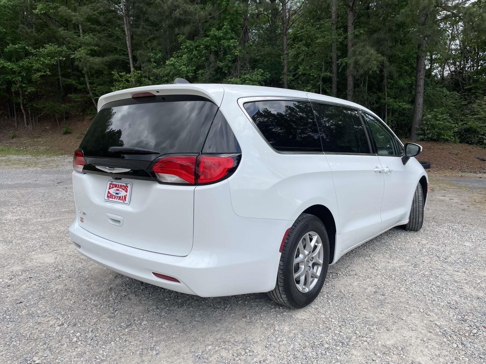 2023 Chrysler Voyager LX