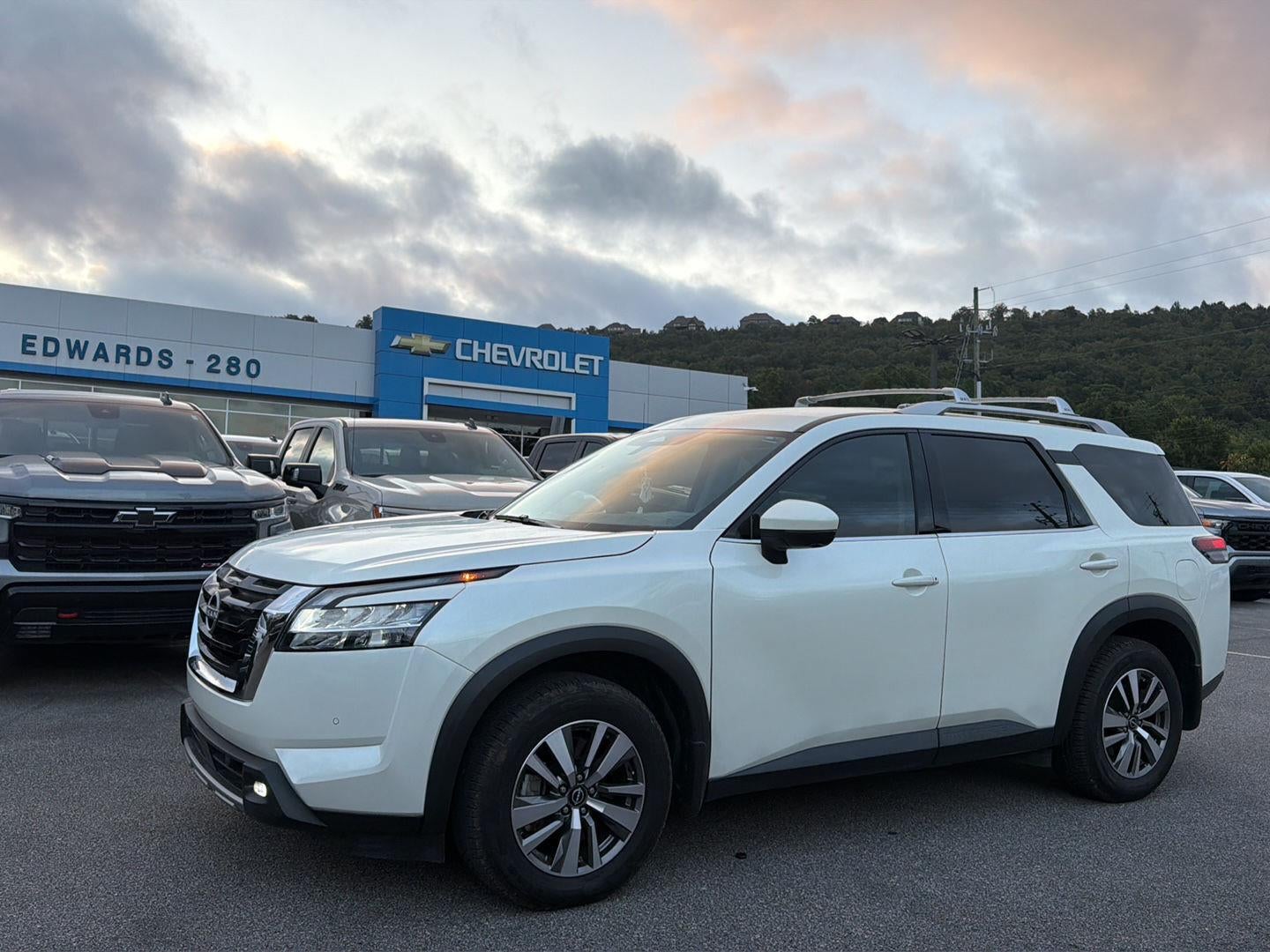 2022 Nissan Pathfinder SL
