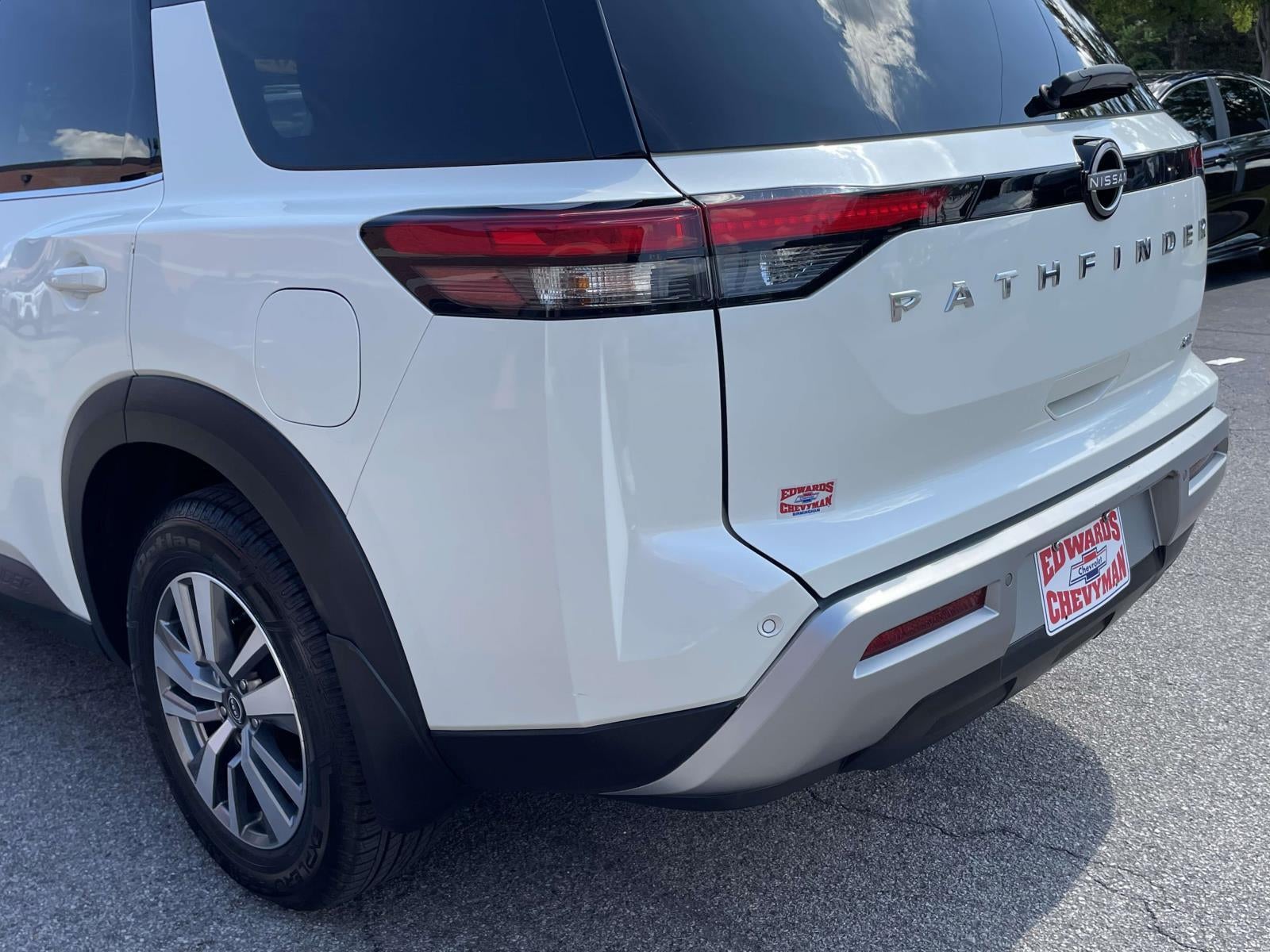 2022 Nissan Pathfinder SL