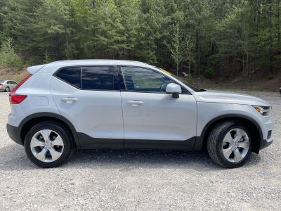 2022 Volvo XC40 Momentum